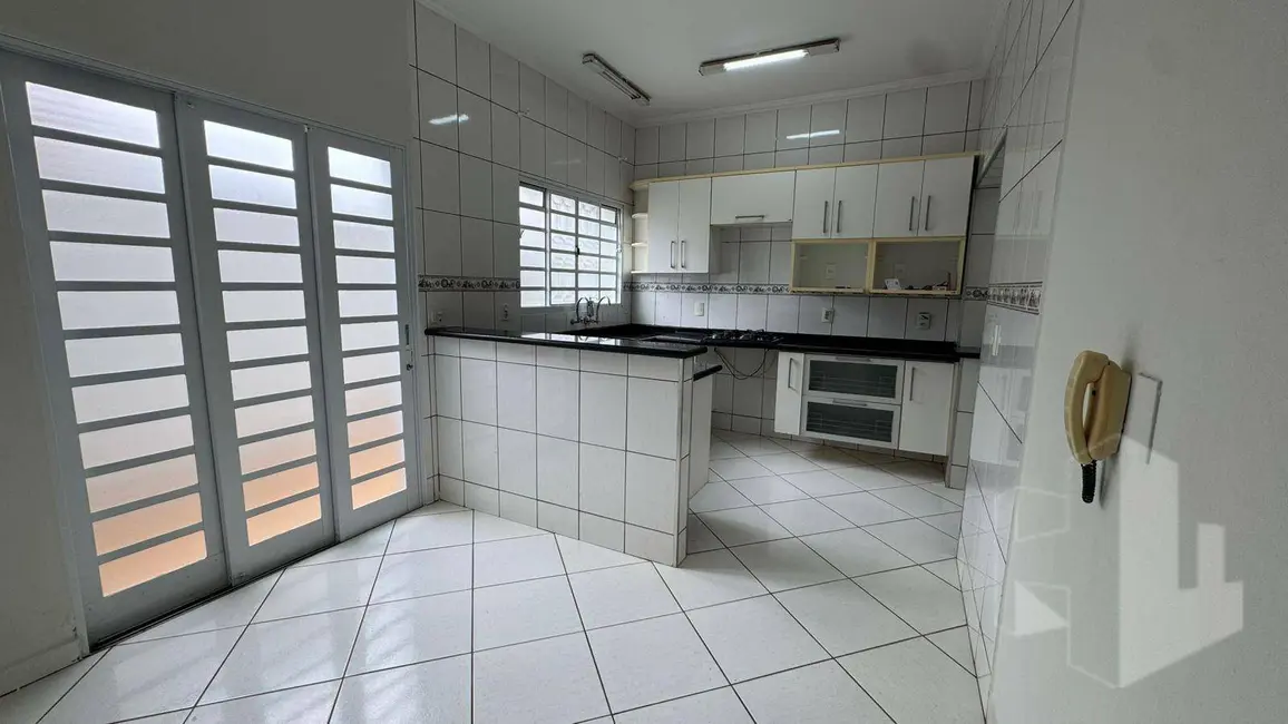 Casa com 4 quartos à venda, 136m2 em Jardim São Crispim, Jau - SP - imagem 4 Foto 4 de Casa com 4 quartos à venda, 136m2 em Jardim São Crispim, Jau - SP