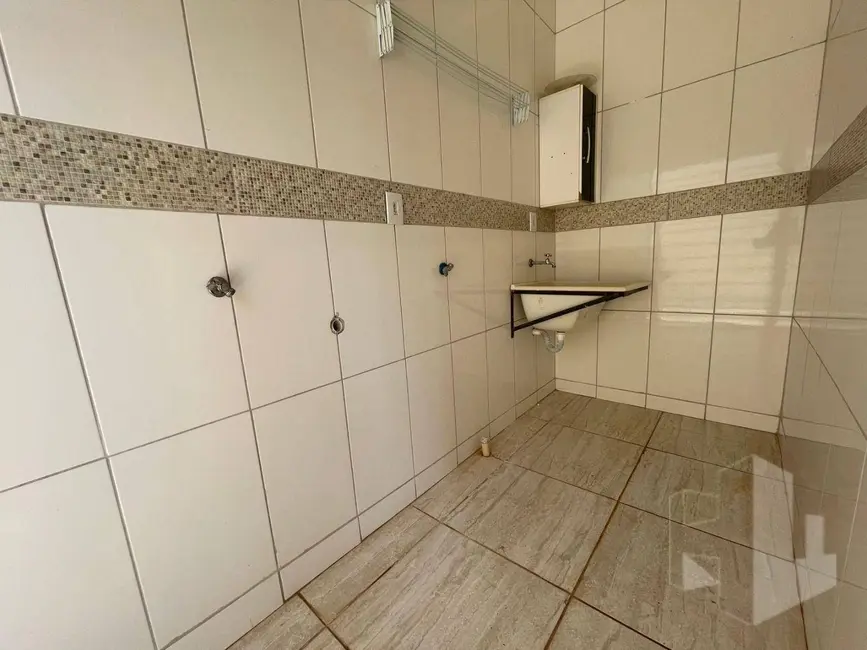 Casa com 3 quartos para alugar, 180m2 em Jardim Parati, Jau - SP - imagem 4 Foto 4 de Casa com 3 quartos para alugar, 180m2 em Jardim Parati, Jau - SP
