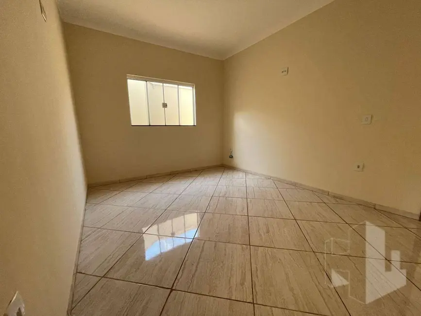 Casa com 3 quartos para alugar, 180m2 em Jardim Parati, Jau - SP - imagem 2 Foto 2 de Casa com 3 quartos para alugar, 180m2 em Jardim Parati, Jau - SP