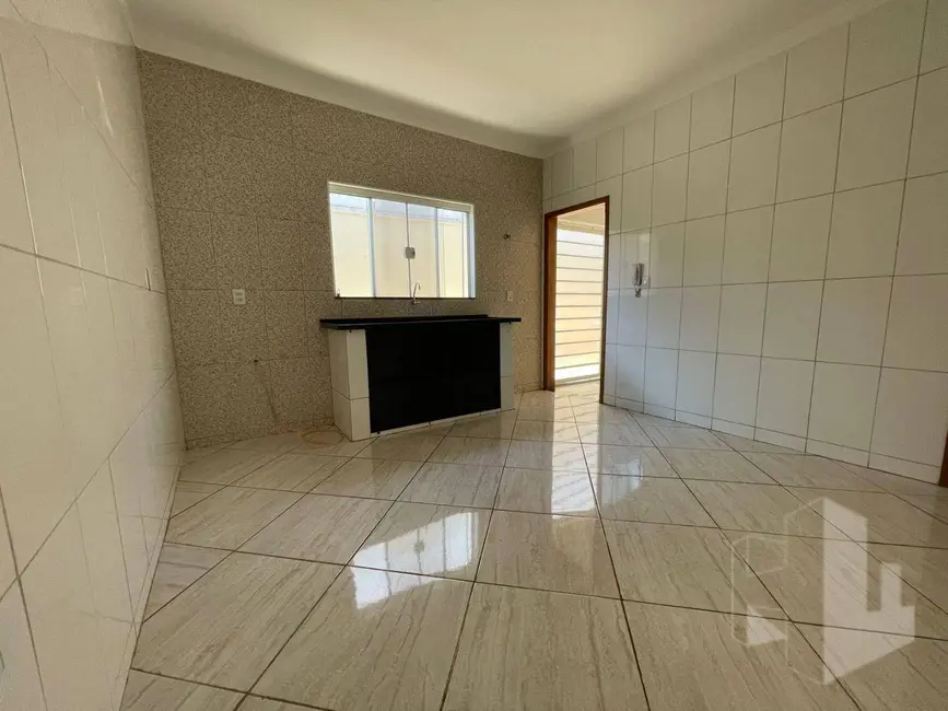 Casa com 3 quartos para alugar, 180m2 em Jardim Parati, Jau - SP - imagem 3 Foto 3 de Casa com 3 quartos para alugar, 180m2 em Jardim Parati, Jau - SP