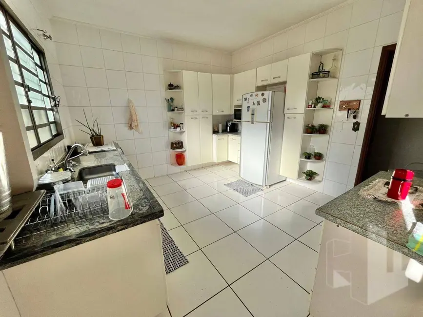 Foto 3 de Casa com 4 quartos para alugar, 262m2 em Centro, Jau - SP