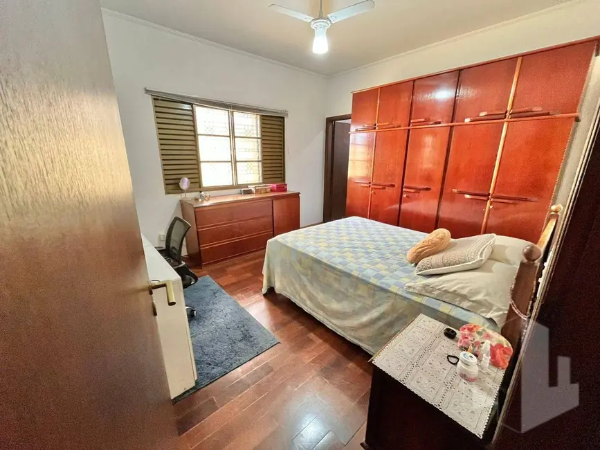 Foto 6 de Casa com 4 quartos para alugar, 262m2 em Centro, Jau - SP
