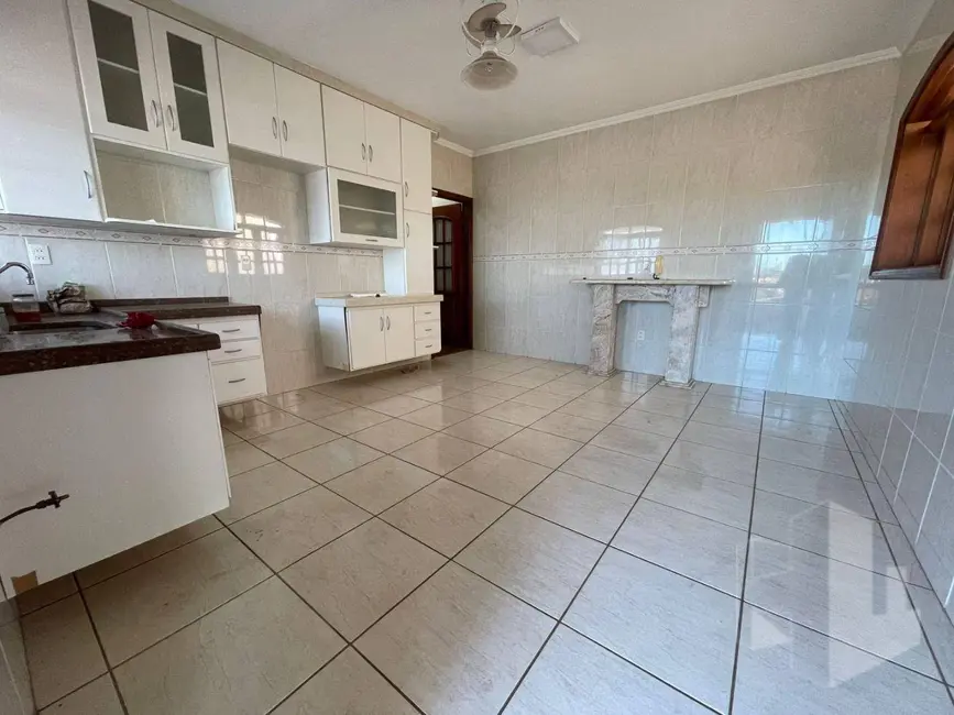 Foto 3 de Casa com 3 quartos para alugar, 250m2 em Jardim Netinho Prado, Jau - SP