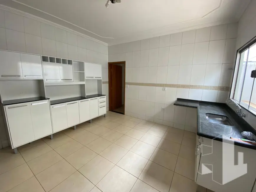 Casa com 3 quartos à venda e para alugar, 250m2 em Jardim Dona Emília, Jau - SP - imagem 6 Foto 6 de Casa com 3 quartos à venda e para alugar, 250m2 em Jardim Dona Emília, Jau - SP