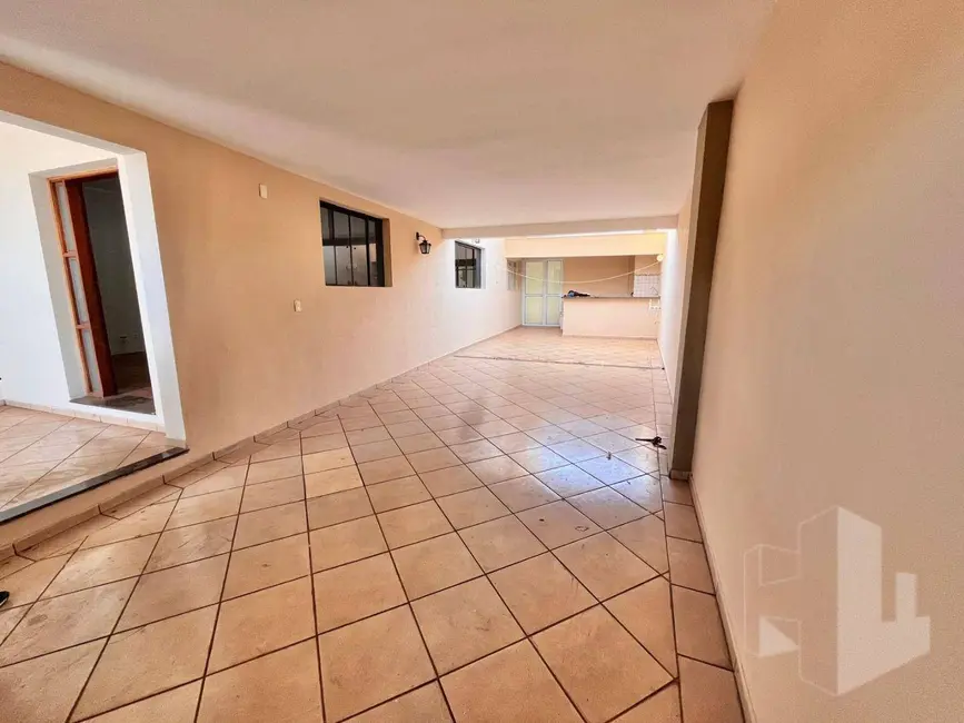 Foto 2 de Casa com 4 quartos para alugar, 250m2 em Centro, Jau - SP