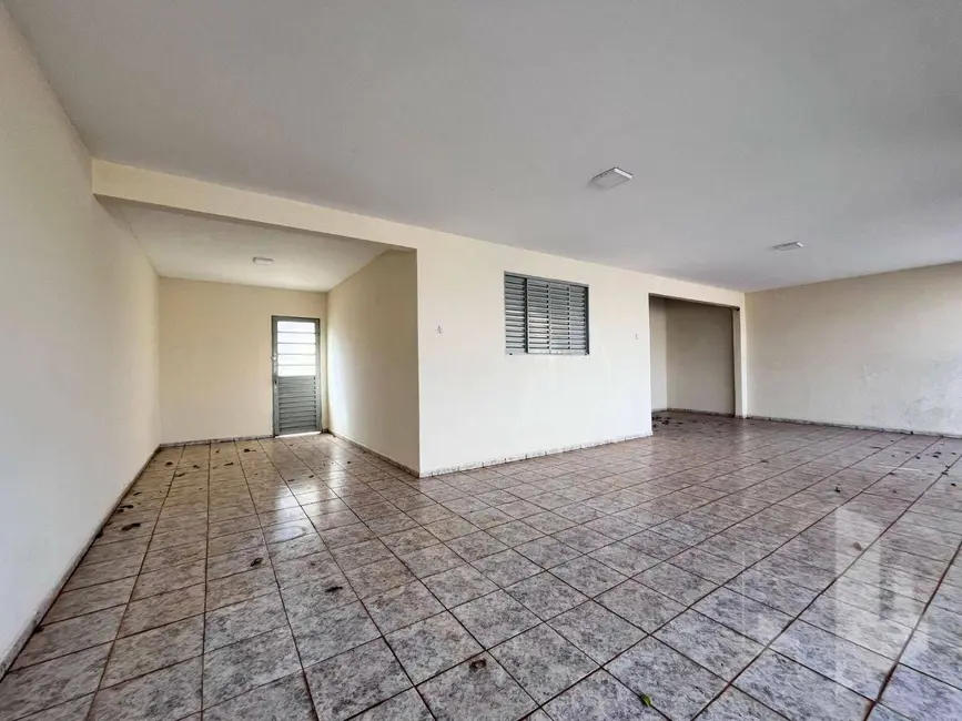 Foto 1 de Casa com 2 quartos para alugar, 250m2 em Jardim São Caetano, Jau - SP