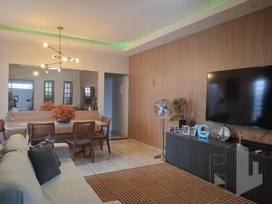 Foto 1 de Casa com 2 quartos à venda, 192m2 em Chácara Flora, Jau - SP