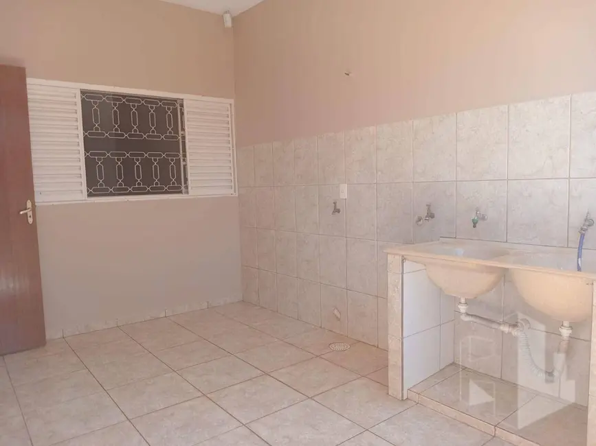 Foto 9 de Casa com 2 quartos à venda e para alugar, 400m2 em Jardim Parati, Jau - SP