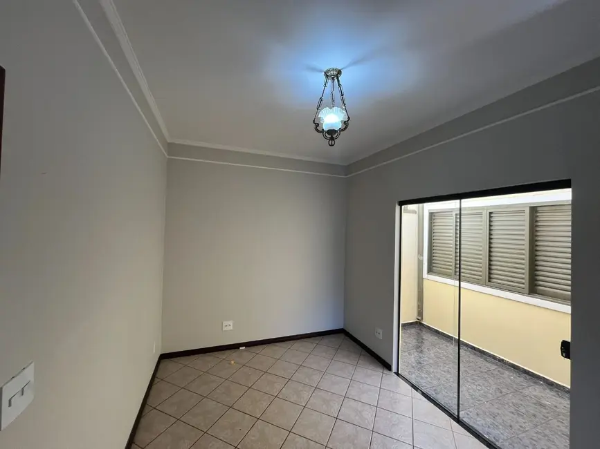 Foto 2 de Casa com 3 quartos para alugar, 250m2 em Jardim Alvorada, Jau - SP