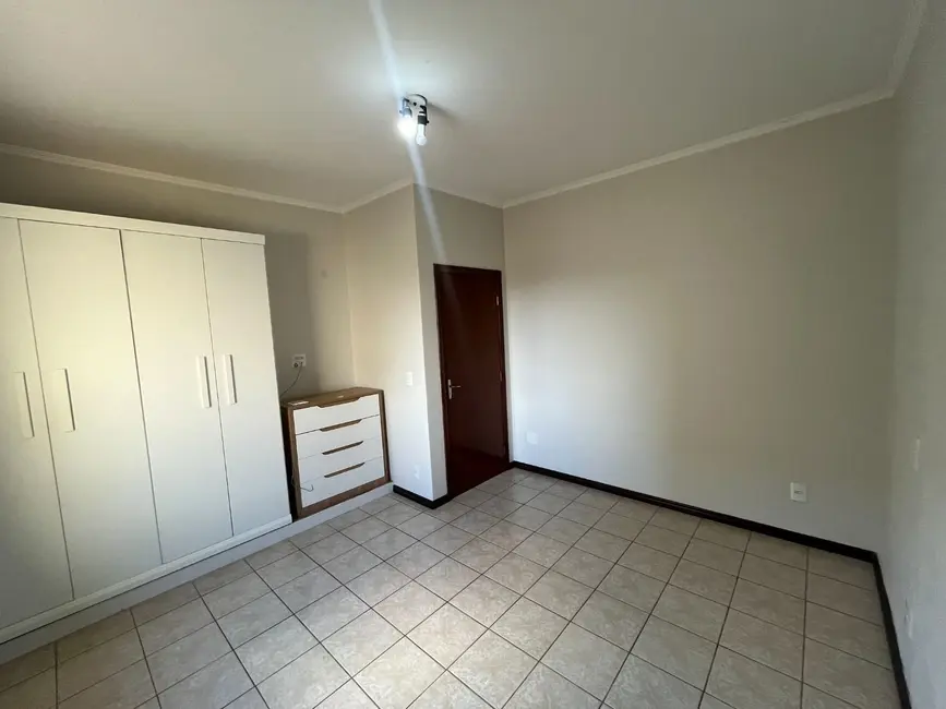 Foto 9 de Casa com 3 quartos para alugar, 250m2 em Jardim Alvorada, Jau - SP
