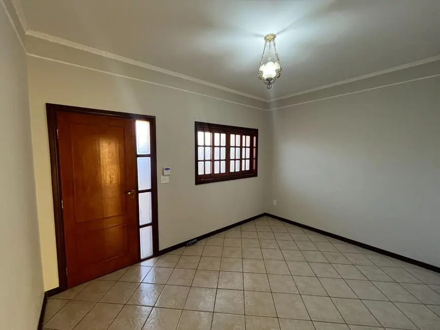 Foto 1 de Casa com 3 quartos para alugar, 250m2 em Jardim Alvorada, Jau - SP
