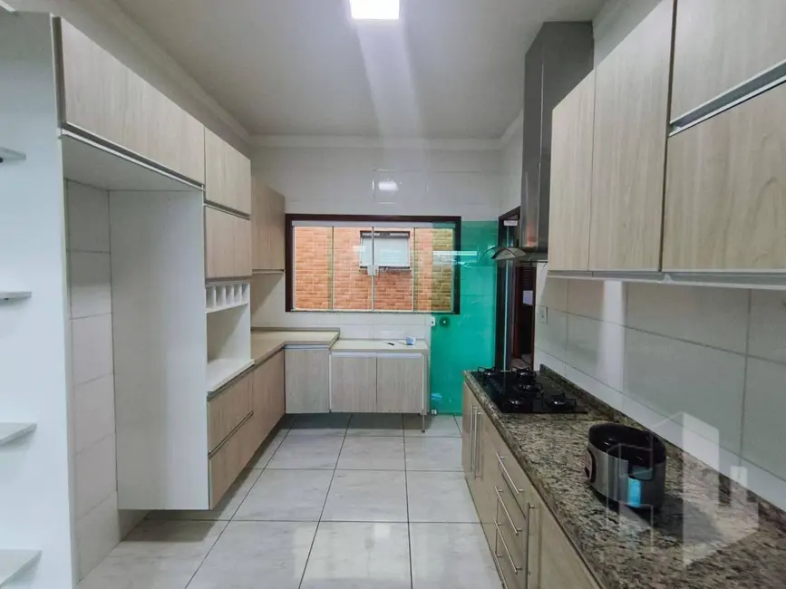 Foto 4 de Casa com 2 quartos para alugar, 230m2 em Vila São Judas Tadeu, Jau - SP