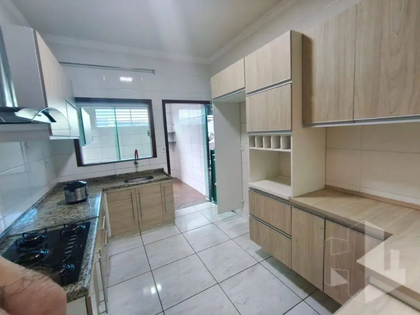 Foto 6 de Casa com 2 quartos para alugar, 230m2 em Vila São Judas Tadeu, Jau - SP