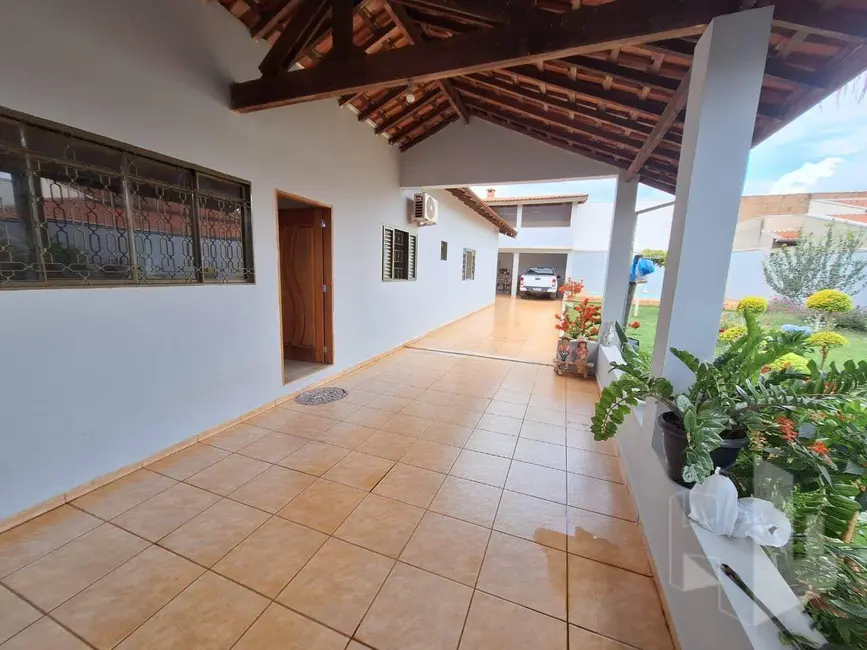 Foto 2 de Casa com 4 quartos para alugar, 500m2 em Chácara Ferreira Dias, Jau - SP