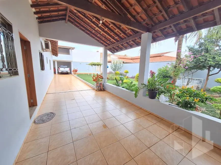 Foto 1 de Casa com 4 quartos para alugar, 500m2 em Chácara Ferreira Dias, Jau - SP