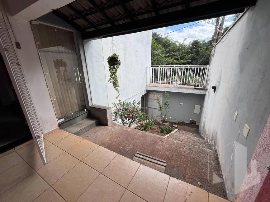 Foto 2 de Casa com 2 quartos para alugar, 250m2 em Jardim Juliana, Jau - SP
