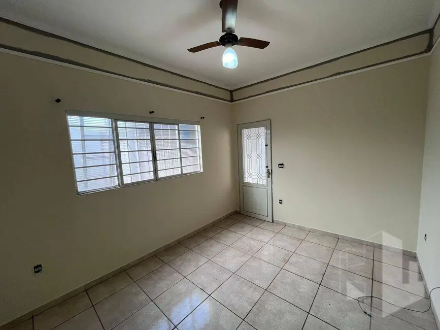 Foto 1 de Casa com 2 quartos para alugar, 50m2 em Jardim Cila de Lúcio Bauab, Jau - SP