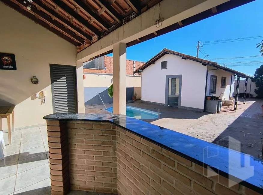 Foto 2 de Casa com 2 quartos para alugar, 250m2 em Conjunto Residencial Bernardi, Jau - SP