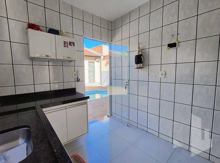 Foto 7 de Casa com 2 quartos para alugar, 250m2 em Conjunto Residencial Bernardi, Jau - SP