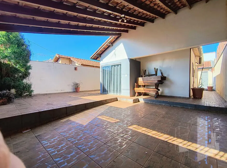 Foto 1 de Casa com 2 quartos para alugar, 250m2 em Conjunto Residencial Bernardi, Jau - SP