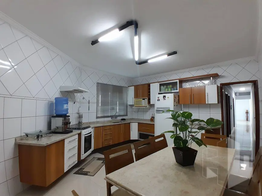 Casa com 2 quartos à venda, 225m2 em Jardim Continental, Jau - SP - imagem 2 Foto 2 de Casa com 2 quartos à venda, 225m2 em Jardim Continental, Jau - SP