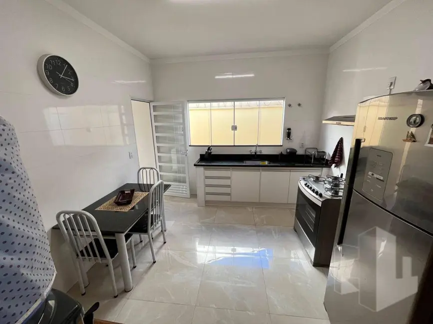 Foto 2 de Casa com 3 quartos à venda, 200m2 em Jau - SP
