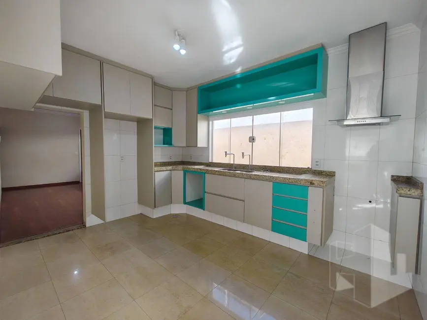 Foto 1 de Casa com 3 quartos à venda e para alugar, 250m2 em Jardim Itamarati, Jau - SP