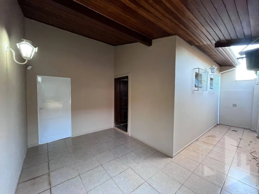 Foto 2 de Casa com 2 quartos para alugar, 20m2 em Jardim Alvorada, Jau - SP