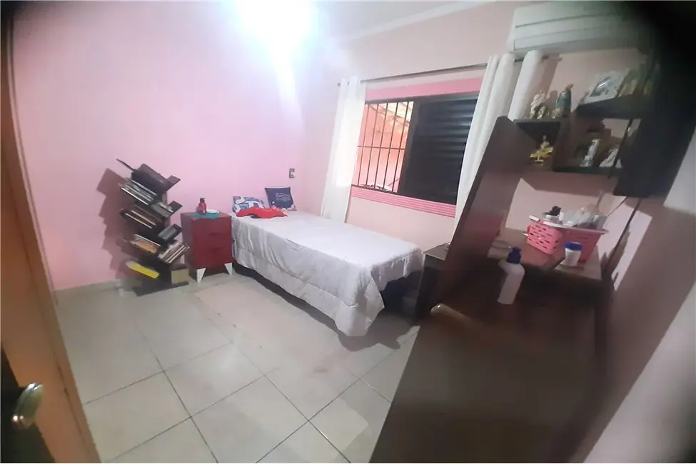 Casa com 3 quartos à venda, 179m2 em Vila Nova, Cubatao - SP - imagem 4 Foto 4 de Casa com 3 quartos à venda, 179m2 em Vila Nova, Cubatao - SP