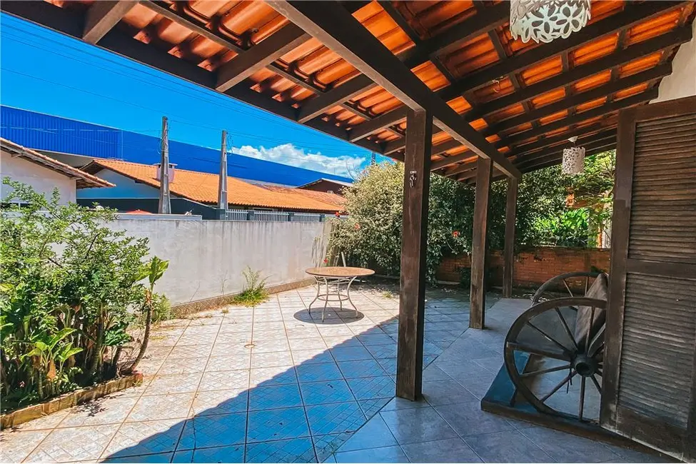 Casa com 2 quartos à venda, 200m2 em Bombinhas - SC - imagem 8 Foto 8 de Casa com 2 quartos à venda, 200m2 em Bombinhas - SC