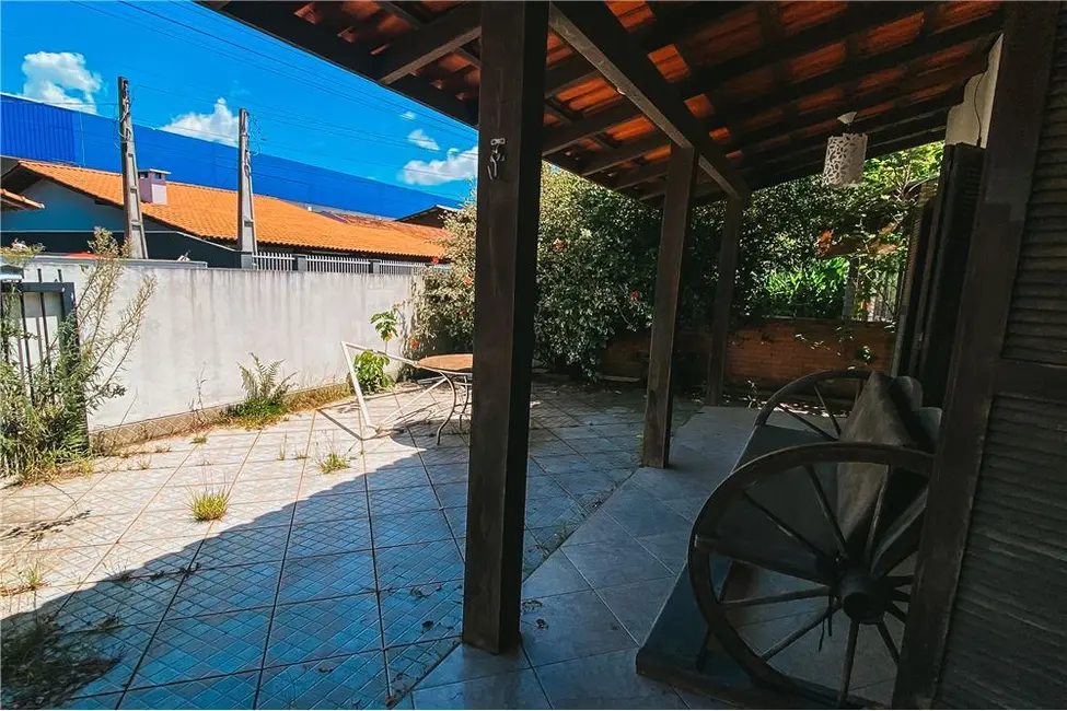 Casa com 2 quartos à venda, 200m2 em Bombinhas - SC - imagem 3 Foto 3 de Casa com 2 quartos à venda, 200m2 em Bombinhas - SC