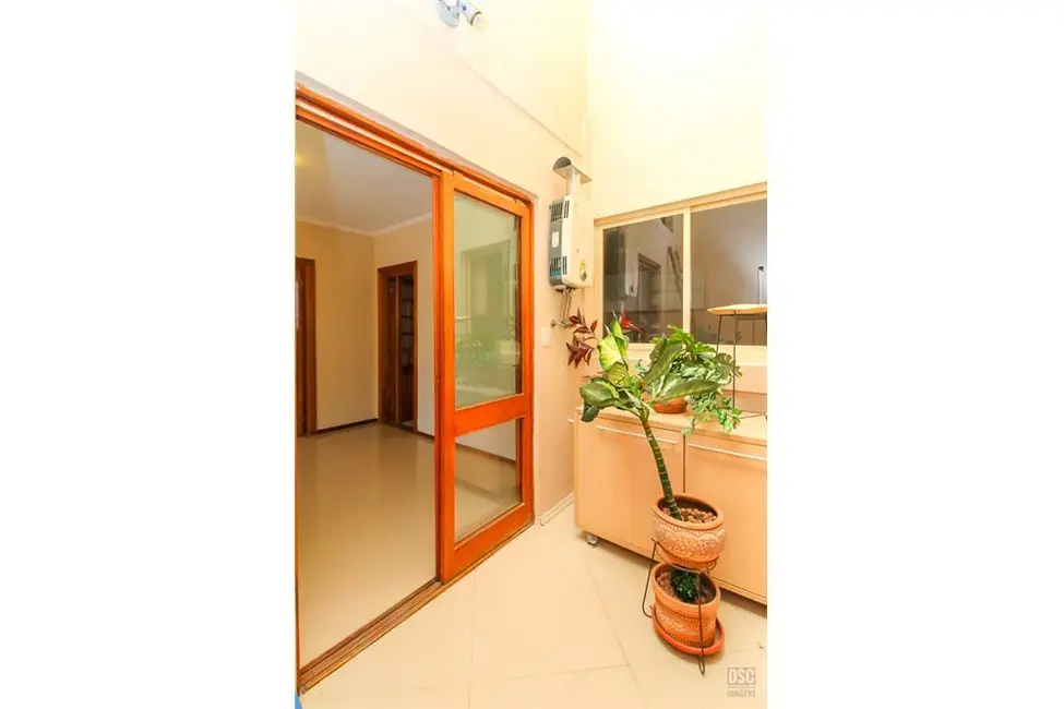 Casa com 3 quartos à venda, 200m2 em Passo da Areia, Porto Alegre - RS - imagem 9 Foto 9 de Casa com 3 quartos à venda, 200m2 em Passo da Areia, Porto Alegre - RS