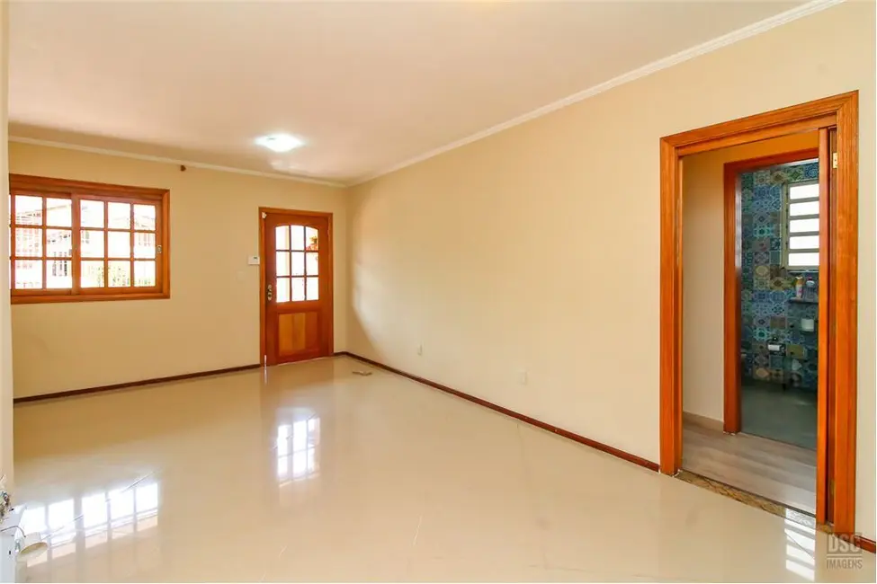 Casa com 3 quartos à venda, 200m2 em Passo da Areia, Porto Alegre - RS - imagem 7 Foto 7 de Casa com 3 quartos à venda, 200m2 em Passo da Areia, Porto Alegre - RS
