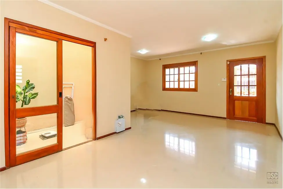 Casa com 3 quartos à venda, 200m2 em Passo da Areia, Porto Alegre - RS - imagem 8 Foto 8 de Casa com 3 quartos à venda, 200m2 em Passo da Areia, Porto Alegre - RS