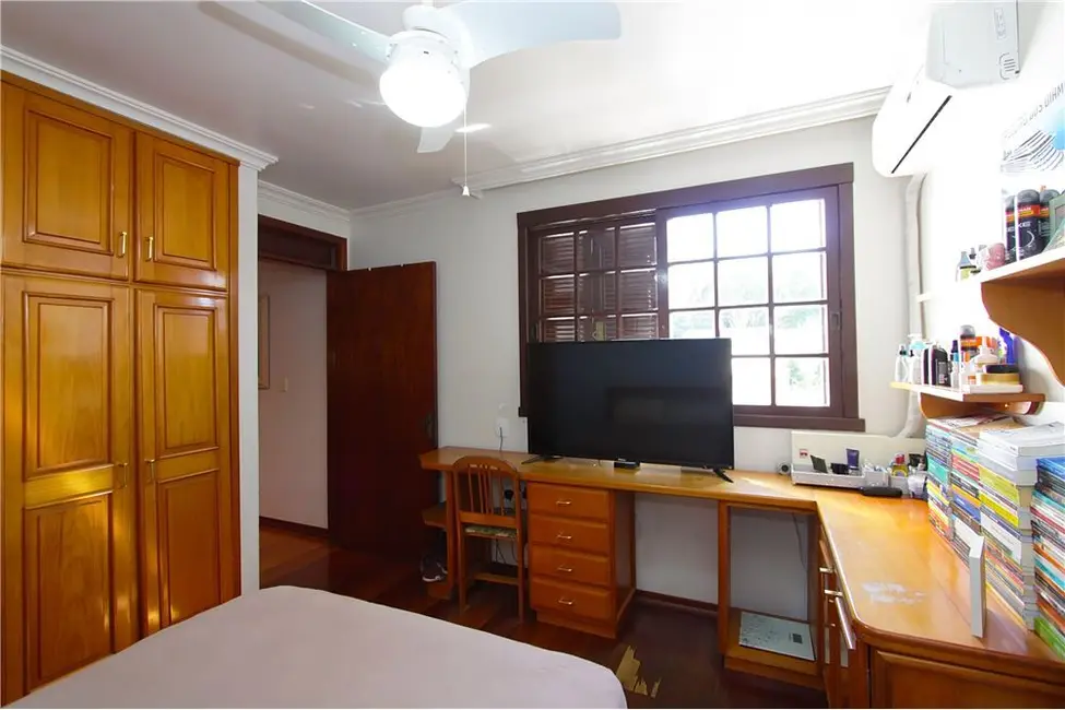Casa com 5 quartos à venda, 280m2 em São José, Porto Alegre - RS - imagem 9 Foto 9 de Casa com 5 quartos à venda, 280m2 em São José, Porto Alegre - RS
