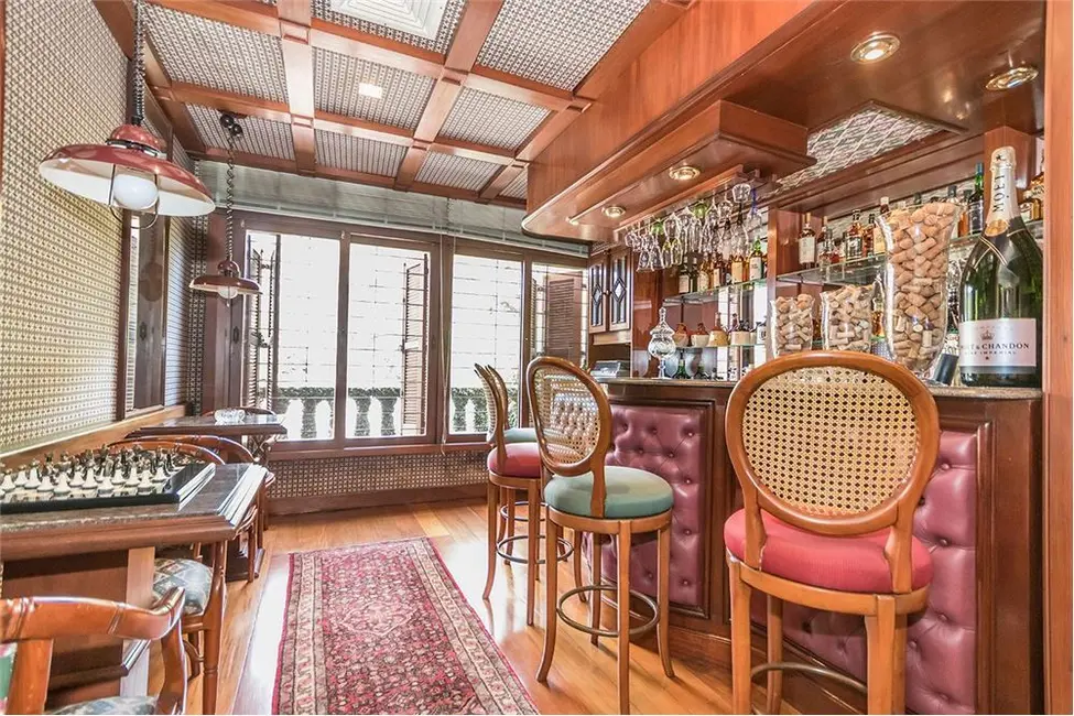 Casa com 4 quartos à venda, 640m2 em Três Figueiras, Porto Alegre - RS - imagem 9 Foto 9 de Casa com 4 quartos à venda, 640m2 em Três Figueiras, Porto Alegre - RS