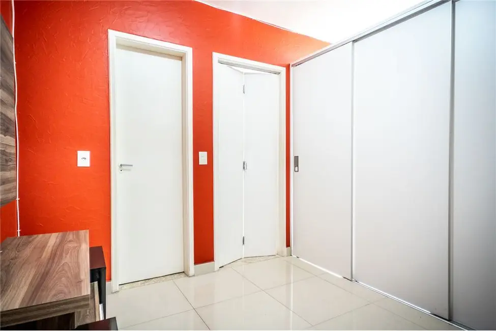 Apartamento com 2 quartos à venda, 42m2 em Santo Antônio, Porto Alegre - RS - imagem 5 Foto 5 de Apartamento com 2 quartos à venda, 42m2 em Santo Antônio, Porto Alegre - RS