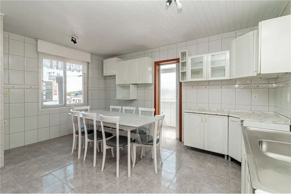 Apartamento com 2 quartos à venda, 82m2 em Passo da Areia, Porto Alegre - RS - imagem 9 Foto 9 de Apartamento com 2 quartos à venda, 82m2 em Passo da Areia, Porto Alegre - RS