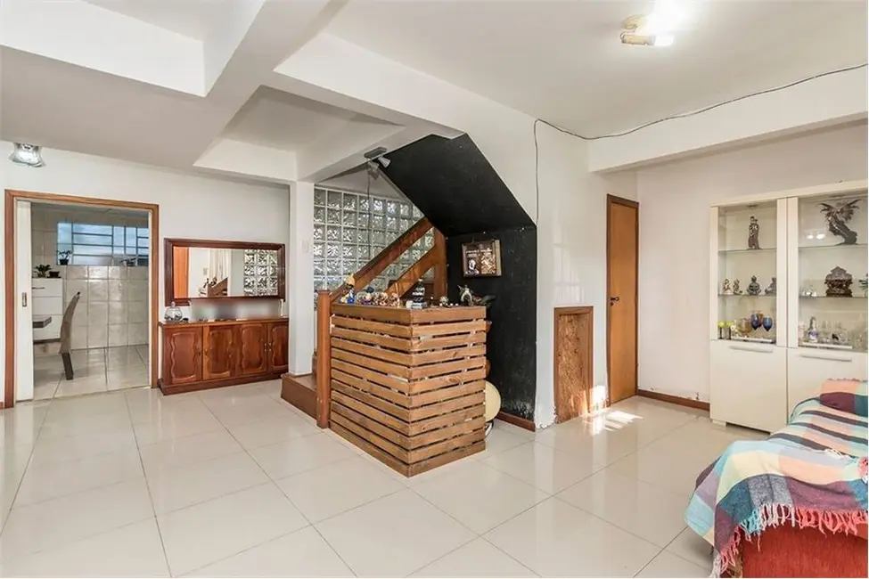 Casa com 3 quartos à venda, 250m2 em Partenon, Porto Alegre - RS - imagem 2 Foto 2 de Casa com 3 quartos à venda, 250m2 em Partenon, Porto Alegre - RS