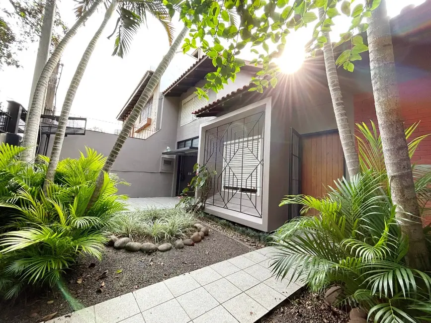 Casa com 4 quartos à venda, 174m2 em Vila Jardim, Porto Alegre - RS - imagem 2 Foto 2 de Casa com 4 quartos à venda, 174m2 em Vila Jardim, Porto Alegre - RS