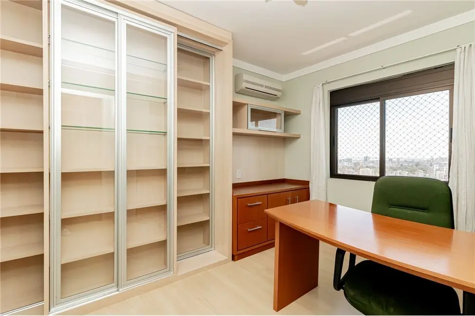 Foto 8 de Apartamento com 3 quartos à venda, 191m2 em Rio Branco, Porto Alegre - RS