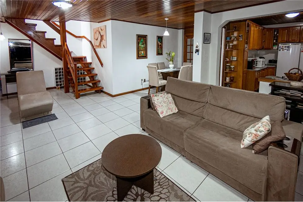 Casa com 4 quartos à venda, 279m2 em Jardim Sabará, Porto Alegre - RS - imagem 3 Foto 3 de Casa com 4 quartos à venda, 279m2 em Jardim Sabará, Porto Alegre - RS