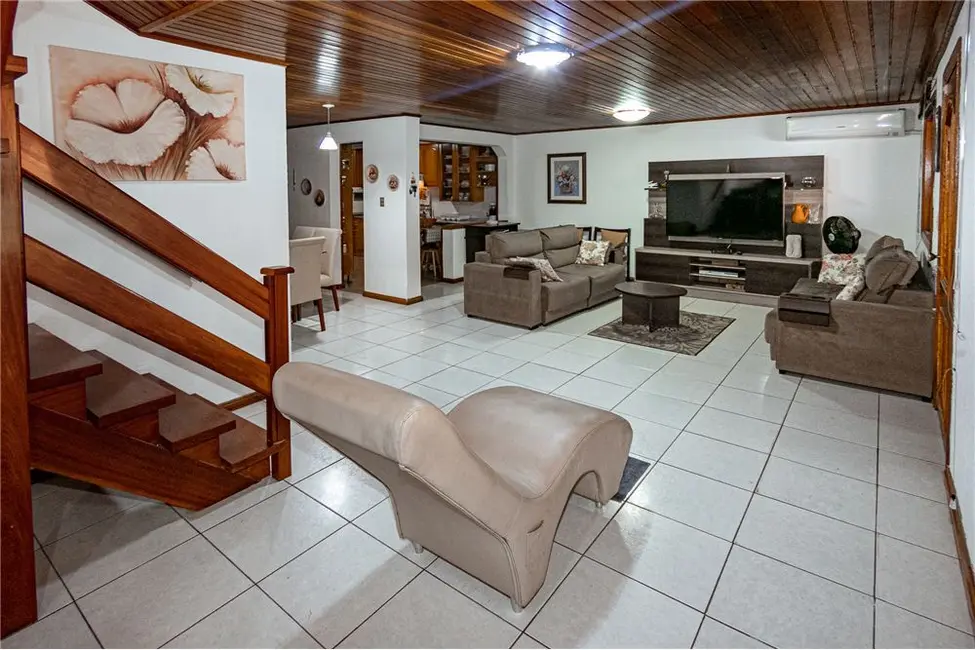 Casa com 4 quartos à venda, 279m2 em Jardim Sabará, Porto Alegre - RS - imagem 5 Foto 5 de Casa com 4 quartos à venda, 279m2 em Jardim Sabará, Porto Alegre - RS