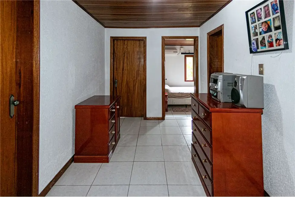 Casa com 4 quartos à venda, 279m2 em Jardim Sabará, Porto Alegre - RS - imagem 8 Foto 8 de Casa com 4 quartos à venda, 279m2 em Jardim Sabará, Porto Alegre - RS