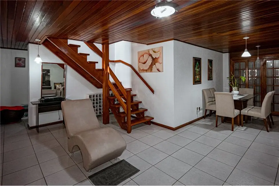 Casa com 4 quartos à venda, 279m2 em Jardim Sabará, Porto Alegre - RS - imagem 4 Foto 4 de Casa com 4 quartos à venda, 279m2 em Jardim Sabará, Porto Alegre - RS