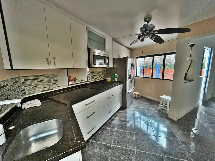 Casa com 3 quartos à venda, 120m2 em Passo da Areia, Porto Alegre - RS - imagem 4 Foto 4 de Casa com 3 quartos à venda, 120m2 em Passo da Areia, Porto Alegre - RS