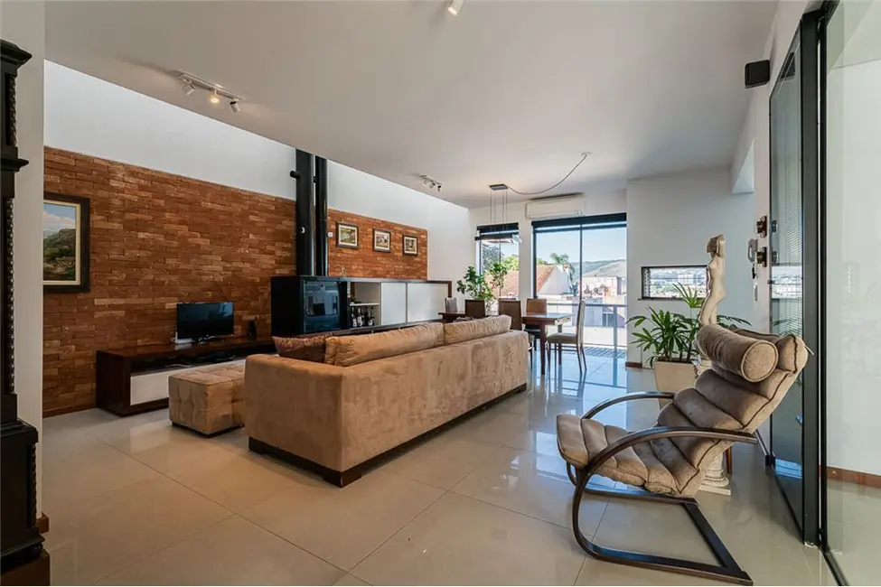 Casa com 2 quartos à venda, 326m2 em Medianeira, Porto Alegre - RS - imagem 2 Foto 2 de Casa com 2 quartos à venda, 326m2 em Medianeira, Porto Alegre - RS