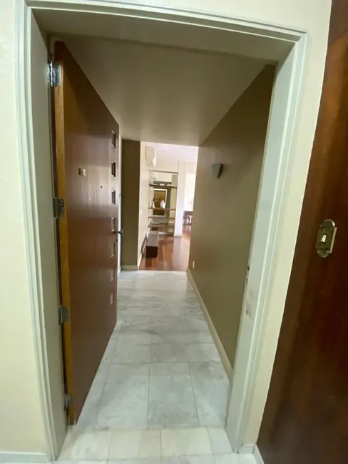 Apartamento com 3 quartos à venda, 140m2 em Centro Histórico, Porto Alegre - RS - imagem 3 Foto 3 de Apartamento com 3 quartos à venda, 140m2 em Centro Histórico, Porto Alegre - RS
