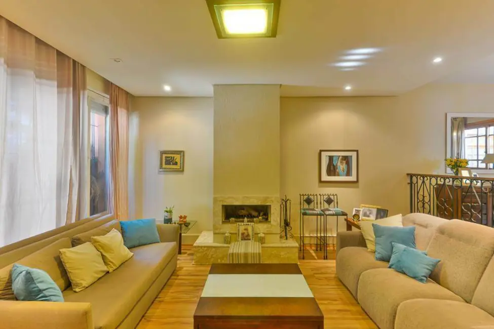 Casa com 3 quartos à venda, 250m2 em Medianeira, Porto Alegre - RS - imagem 1 Foto 1 de Casa com 3 quartos à venda, 250m2 em Medianeira, Porto Alegre - RS