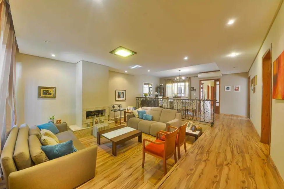 Casa com 3 quartos à venda, 250m2 em Medianeira, Porto Alegre - RS - imagem 4 Foto 4 de Casa com 3 quartos à venda, 250m2 em Medianeira, Porto Alegre - RS